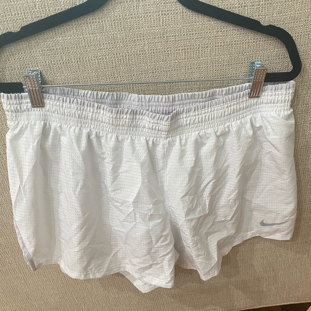 Women’s white Nike shorts size xl